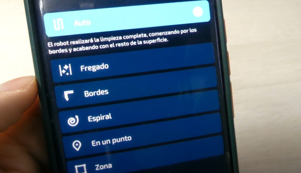 App para smartphone que muestra las distintas opciones disponibles para un robot aspirador