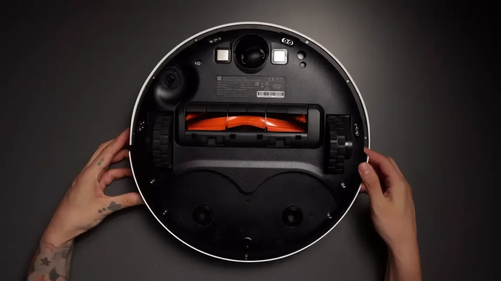 Parte inferior del Xiaomi Robot Vacuum S20 con cepillo central, ruedas todoterreno y sensores para una limpieza eficiente.