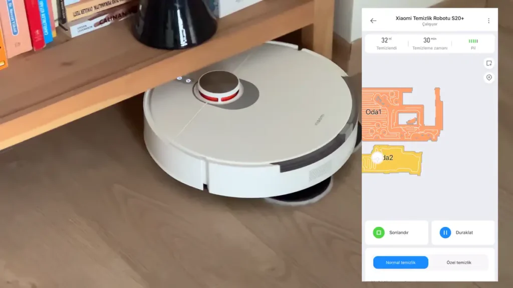 Xiaomi Robot Vacuum S20 limpiando debajo de un mueble mientras muestra el mapeo en tiempo real en la app Mi Home.