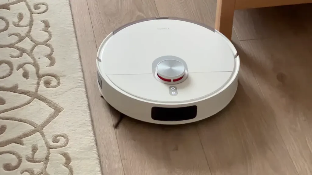 Xiaomi Robot Vacuum S20 limpiando una alfombra y suelo de madera con su potente succión de 5000 Pa y navegación inteligente.